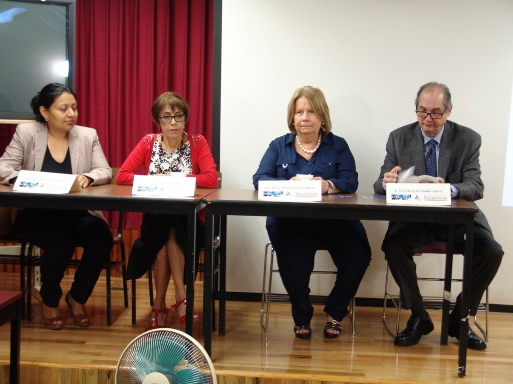 Zaira Navarrete, Lucila Parga, Teresa de Sierra Neves y Ernesto Díaz Couder en el auditorio a de la UPN Ajusco
