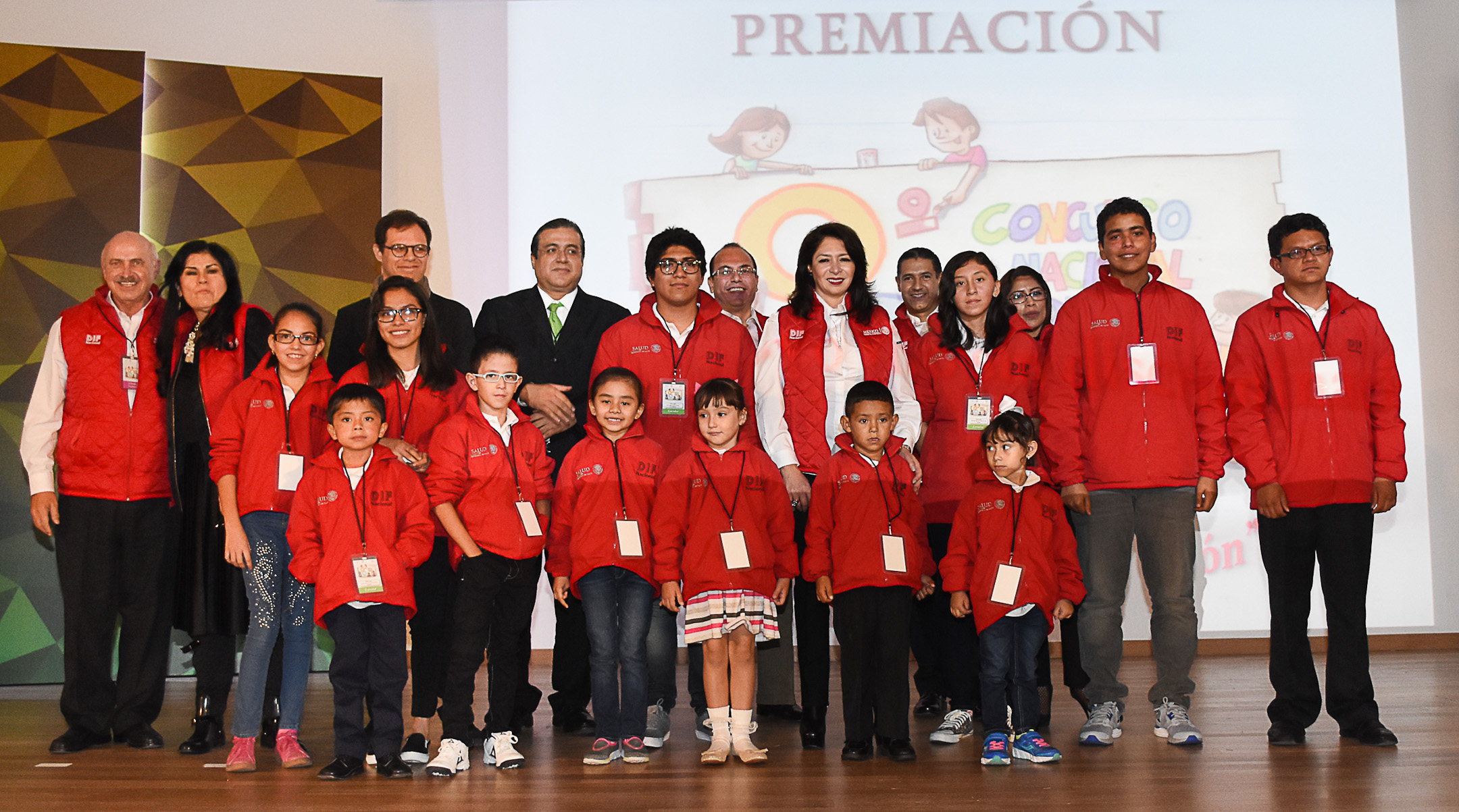 
Premia DIF Nacional a ganadores del 8º Concurso Nacional de Dibujo 
“Yo vivo sin discriminación”.
