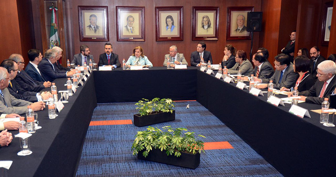 Mtra. Arely Gómez en reunión con altos mandos de la SFP, en mesa redonda revisando la agenda de su gestión, ella en el centro de la cabecera. 