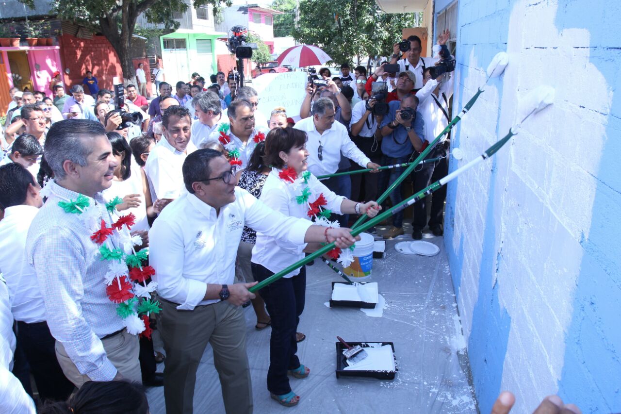 Entrega de mejoramientos de vivienda y cuartos adicionales en Acapulco, Guerrero.