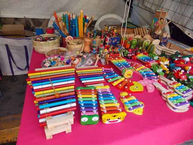 Mesa con diferentes juguetes mexicanos de madera