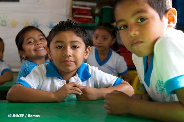 Niñas y niños en su salón de clases. Chiapas, México.