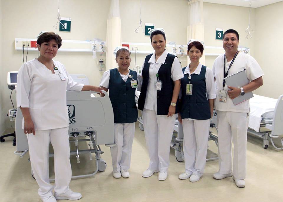  Foto de cuatro enfermeras y un enfermero 
