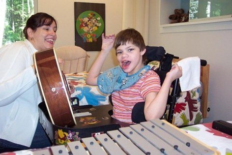 Niño con parálisis cerebral en musicoterapia.