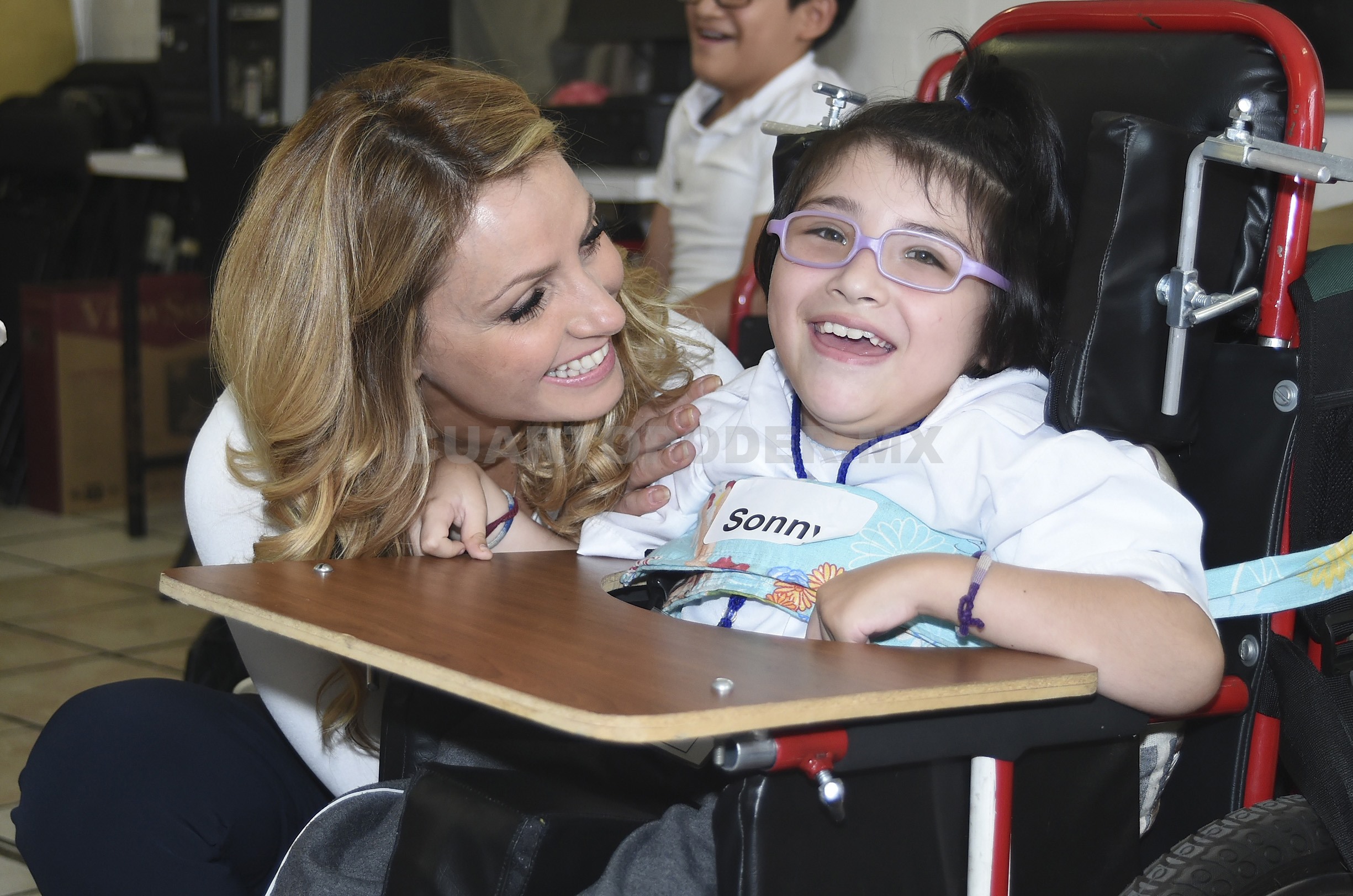 Angélica Rivera de Peña con  una niña con discapacidad en el Centro de  Rehabilitacion Fisica Gabriela Brimmer