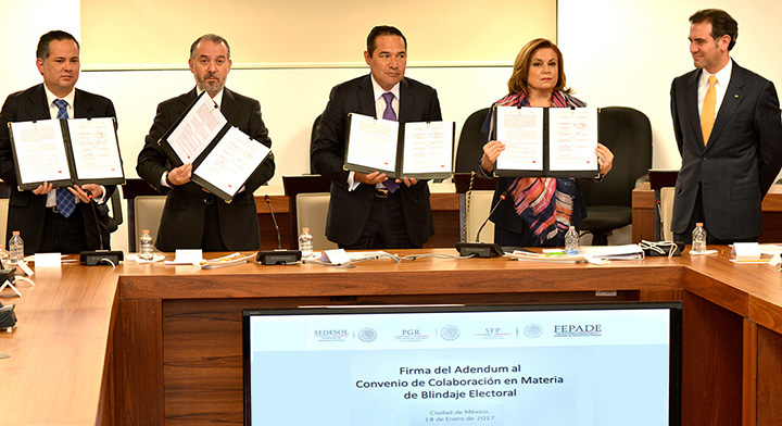 Titulares de SFP, SEDESOL, PGR y FEPADE mostrando el convenio de colaboración firmado