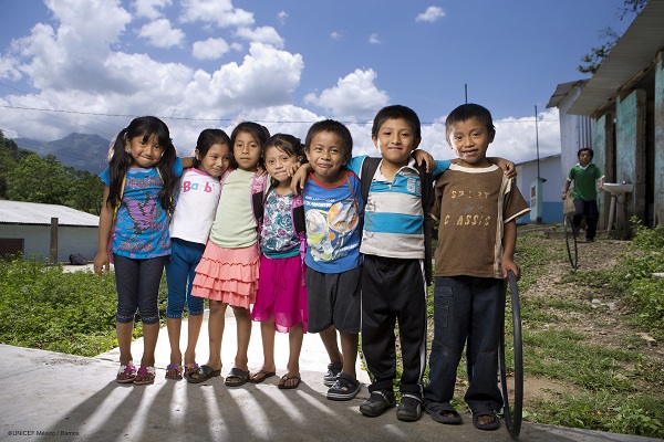 Niñas y niños del estado de Chiapas, abrazados entre sí.