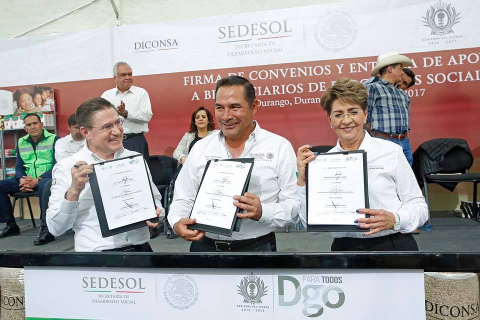 La Dra. Mercedes Juan, Directora General del CONADIS, el gobernador José Rosas Aispuro Torres y el Secretario Luis E. Miranda Nava, muestran el convenio firmado.