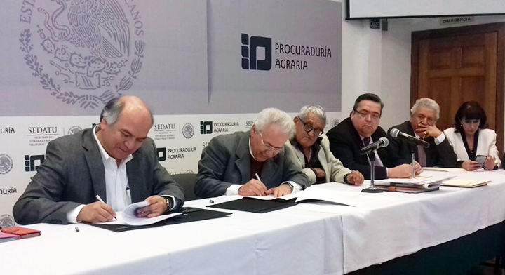Director en Jefe del Registro Agrario Nacional, Froylan Rolando Hernández Lara, y el Titular de la Procuraduría Agraria, Cruz López Aguilar, firmando convenio de colaboración