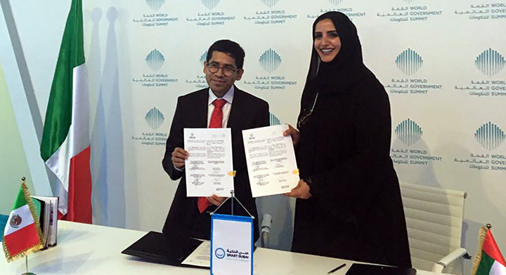 Subsecretario de la Función Pública,  Eber Omar Betanzos y la representante de la Oficina Inteligente de Dubai, Aisha Bin Bisir firmando memorándum