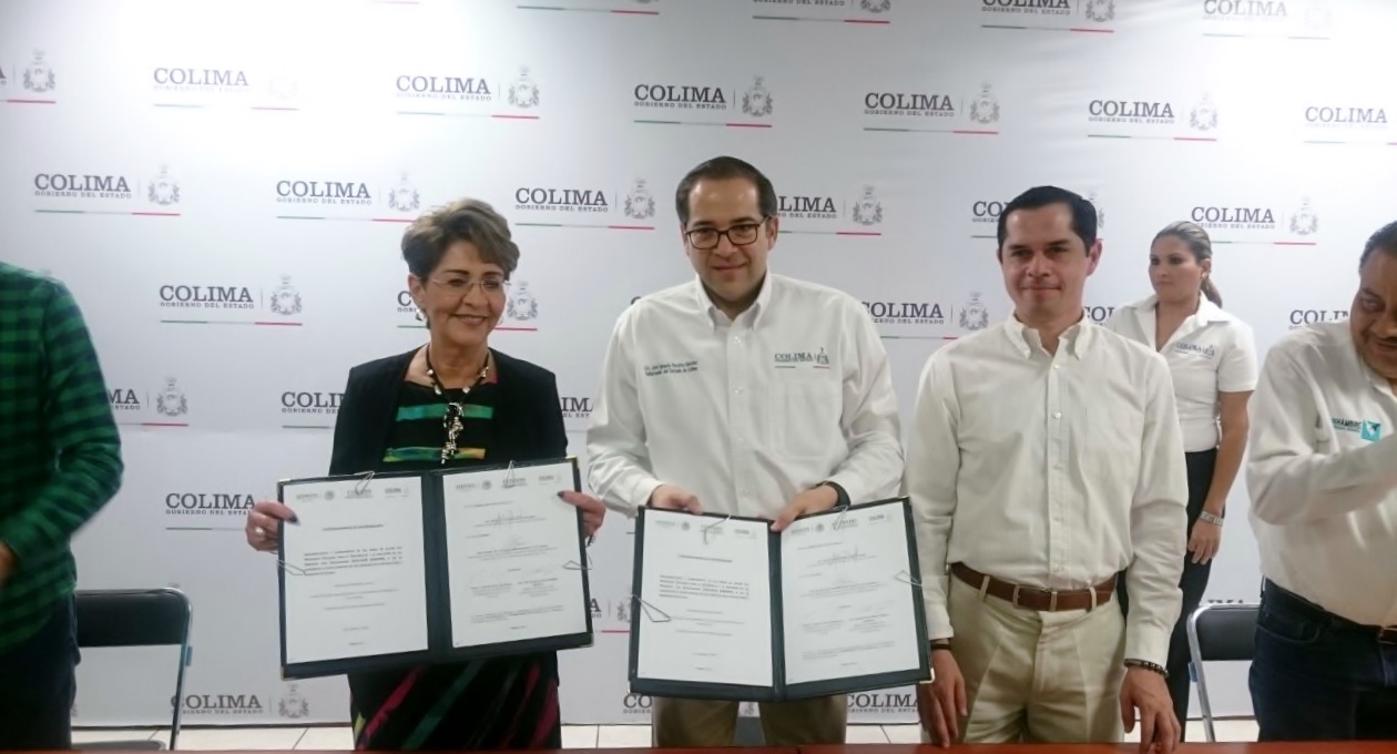 La Dra. Mercedes Juan López, Directora General del CONADIS y el Gobernador José Ignacio Peralta, muestran el convenio firmado