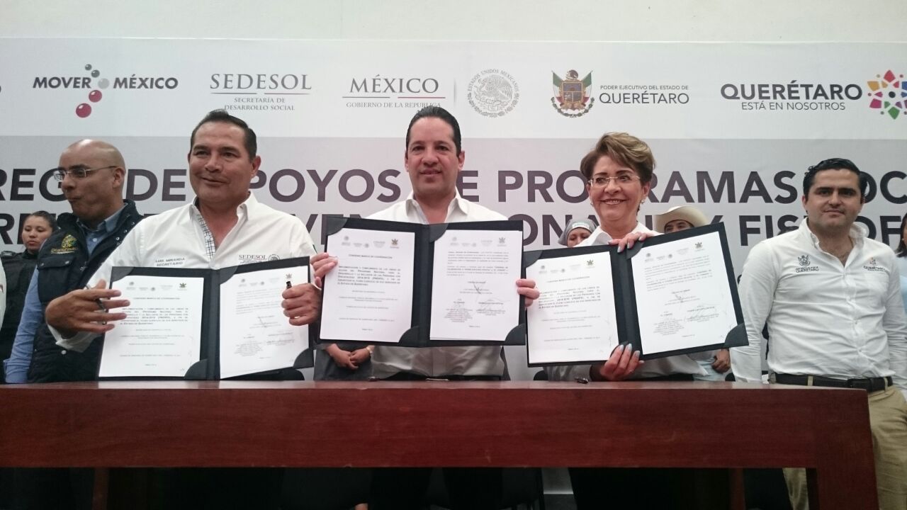 La Dra. Mercedes Juan, Directora General del CONADIS, Francisco Domínguez Servién, Gobernador de Estado de Querétaro y el secretario de Desarrollo Social, Luis Enrique Miranda Nava, muestran el convenio firmado.