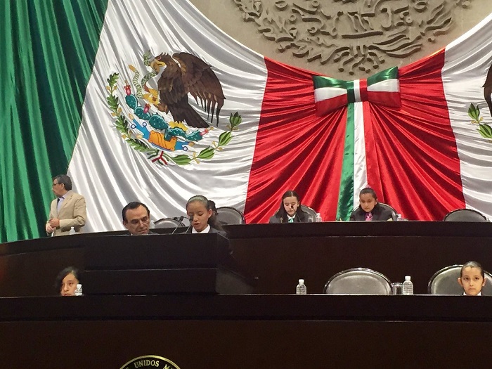 Lucía Esquivias Padilla, del estado de Jalisco, en tribuna del Décimo Parlamento Infantil. En la Sala del Pleno de la Cámara de Diputados.
