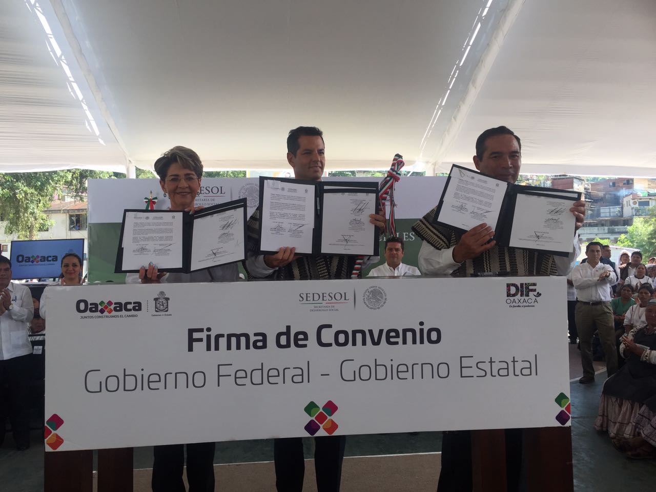 La Directora General del Conadis, Mercedes Juan López, el Gobernador Alejandro Murat Hinojosa y el Secretario de la SEDESOL, Luis Enrique Miranda, muestran el convenio firmado.