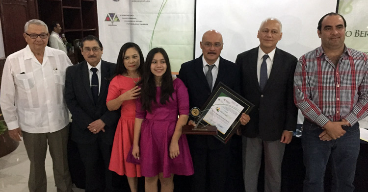 El CONACOFI entregó el "Premio al Mérito Fitosanitario 2016", al Maestro en Ciencias Hugo César Arredondo Bernal, funcionario del Senasica