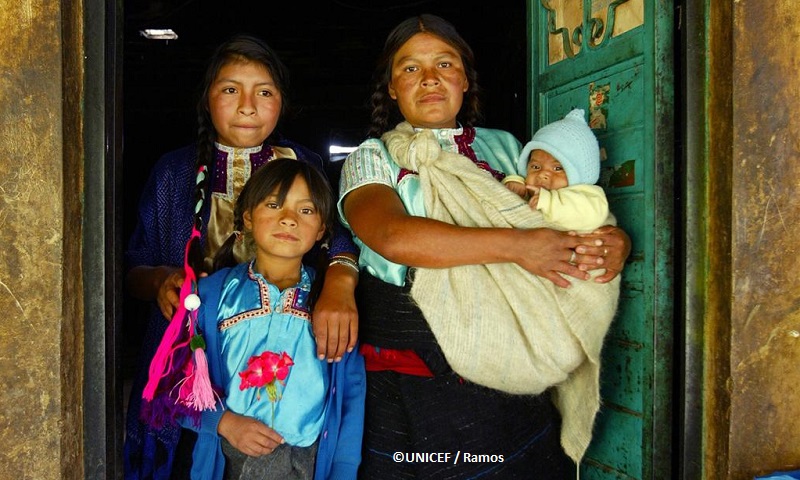 Mujer, niña, adolescente y bebé del estado de Chiapas, México.