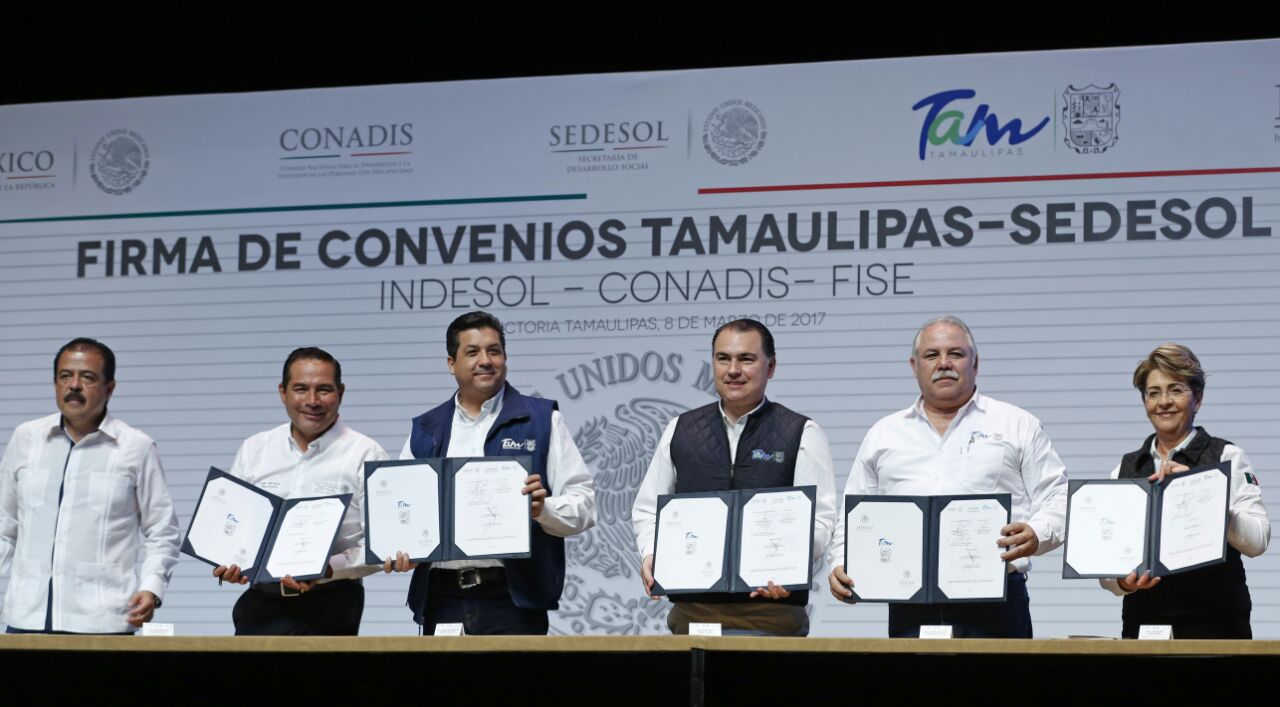 La Dra. Mercedes Juan, Directora General del CONADIS, Francisco García Cabeza de Vaca, Gobernador de Tamaulipas y el Secretario de Desarrollo Social Federal, Luis Enrique Miranda Nava, muestran el convenio firmado.