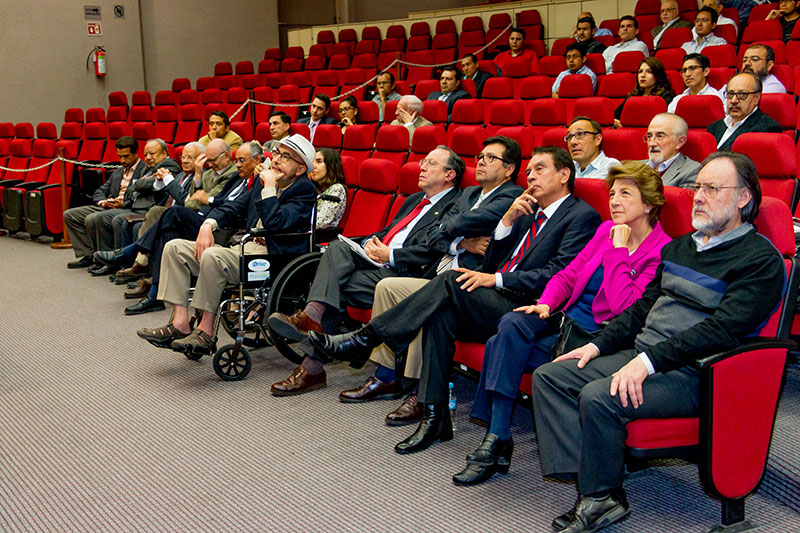 homenaje a la trayectoria del Dr. Javier Avilés López en las instalaciones del Colegio de Ingenieros Civiles de México.