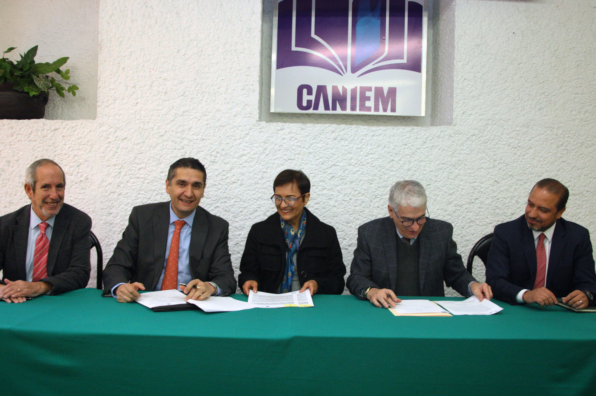 Firman convenio Conaliteg y Caniem para producir los libros de texto de secundaria