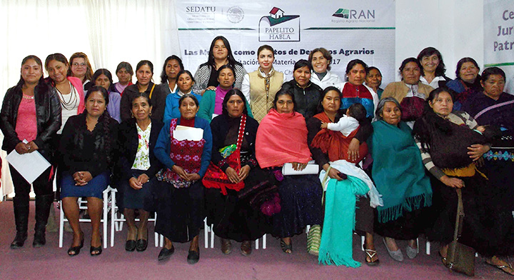 Grupo de ejidatarias en la reunión de "Las Mujeres como sujetos de derechos Agrarios