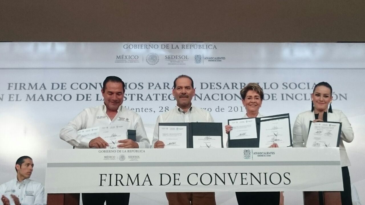 La Dra. Mercedes Juan, Directora General del CONADIS, Martín Orozco, Gobernador de Aguascalientes y Luis Enrique Miranda, Secretario de Desarrollo Social, muestran el convenio firmado.