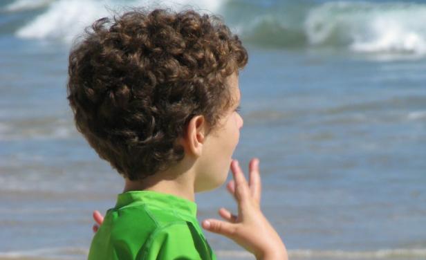 Niño con autismo mirando el mar