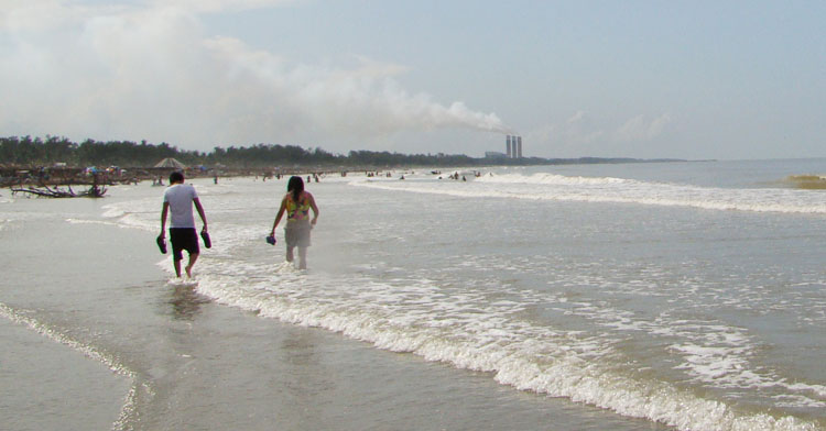Gente caminando por la playa.