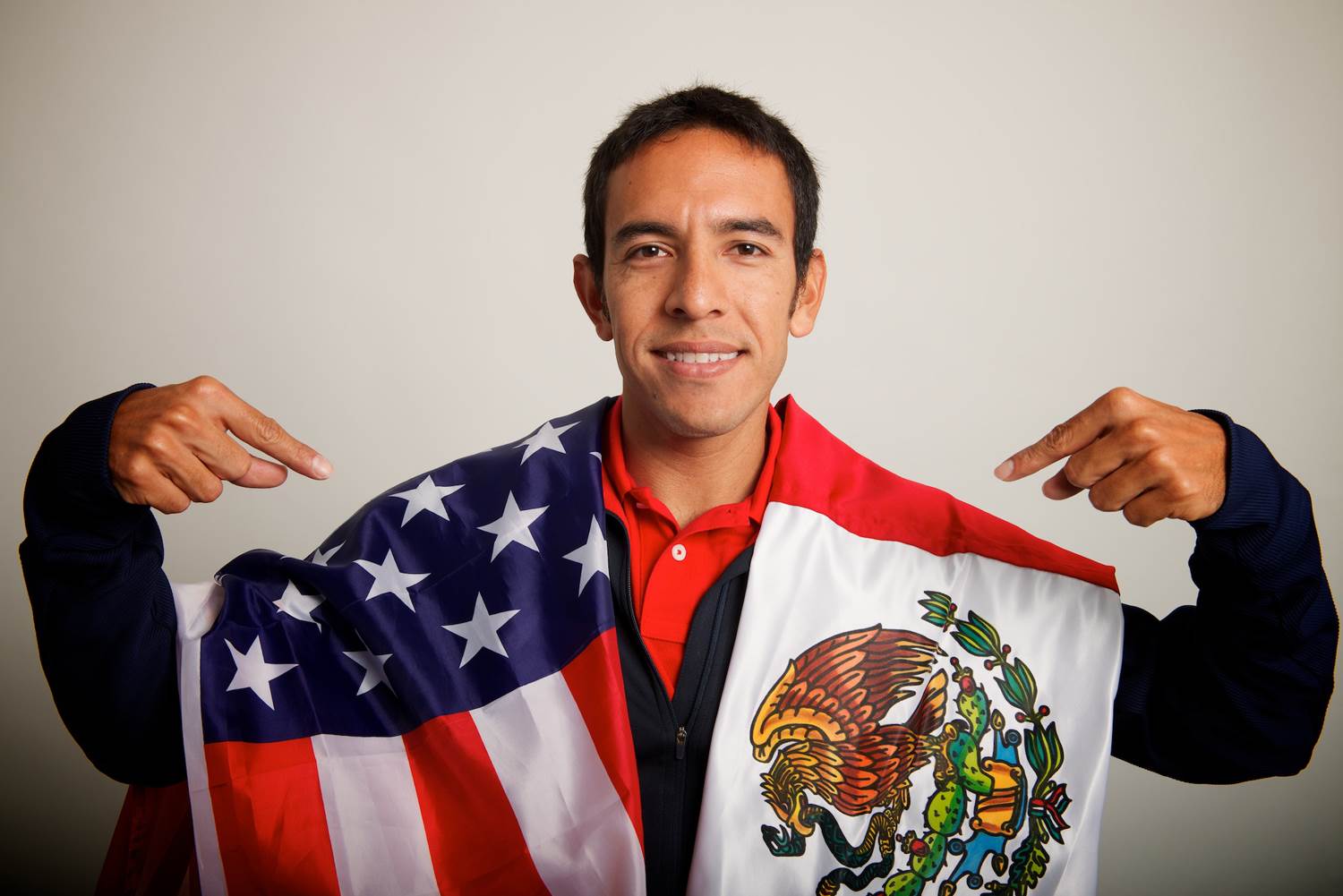 Hombre con la bandera de México y de Estados Unidos, indicando ambas nacionalidades