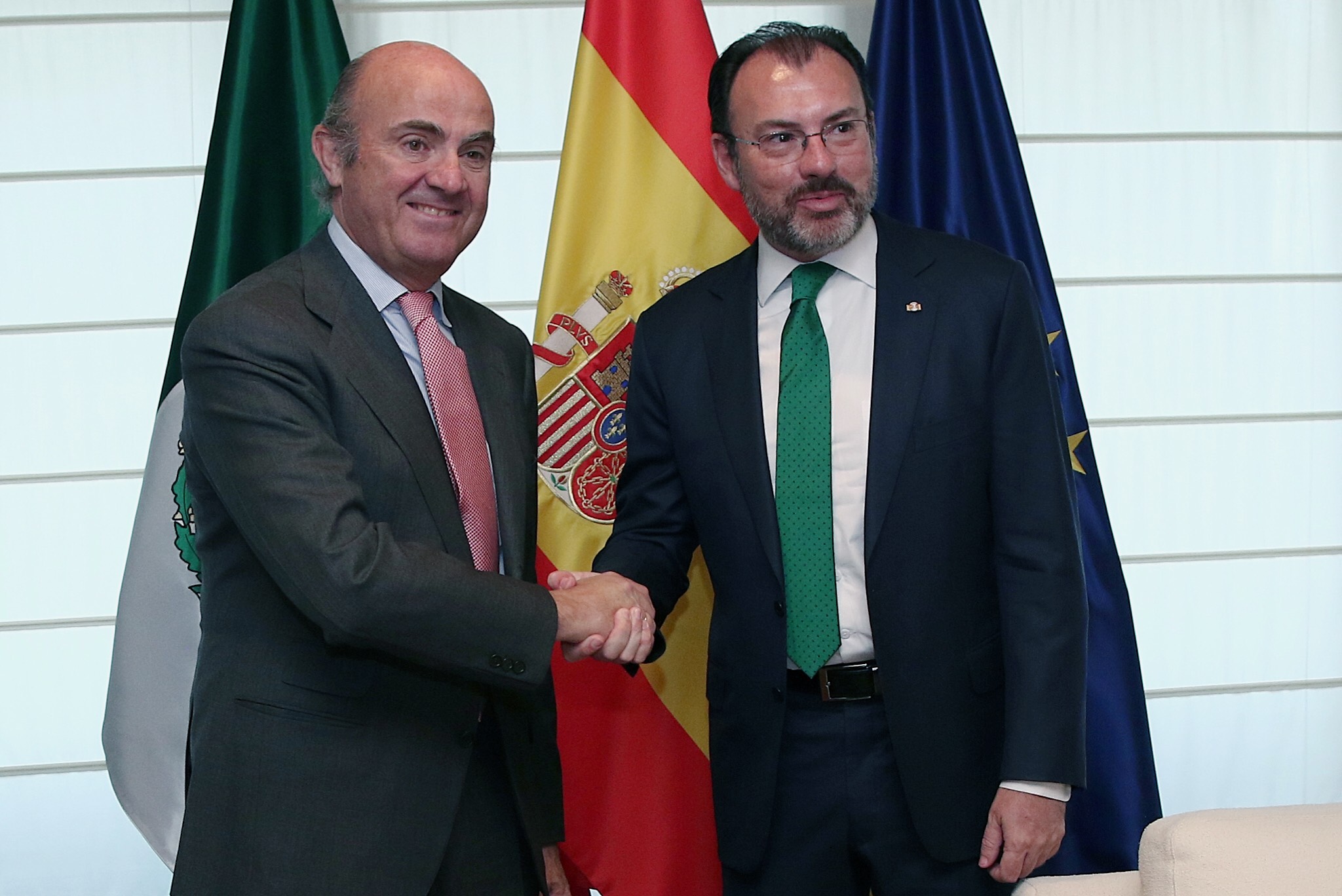 Canciller Luis Videgaray, estrechando la mano del Ministro de Economía español, Luis de Guindos.