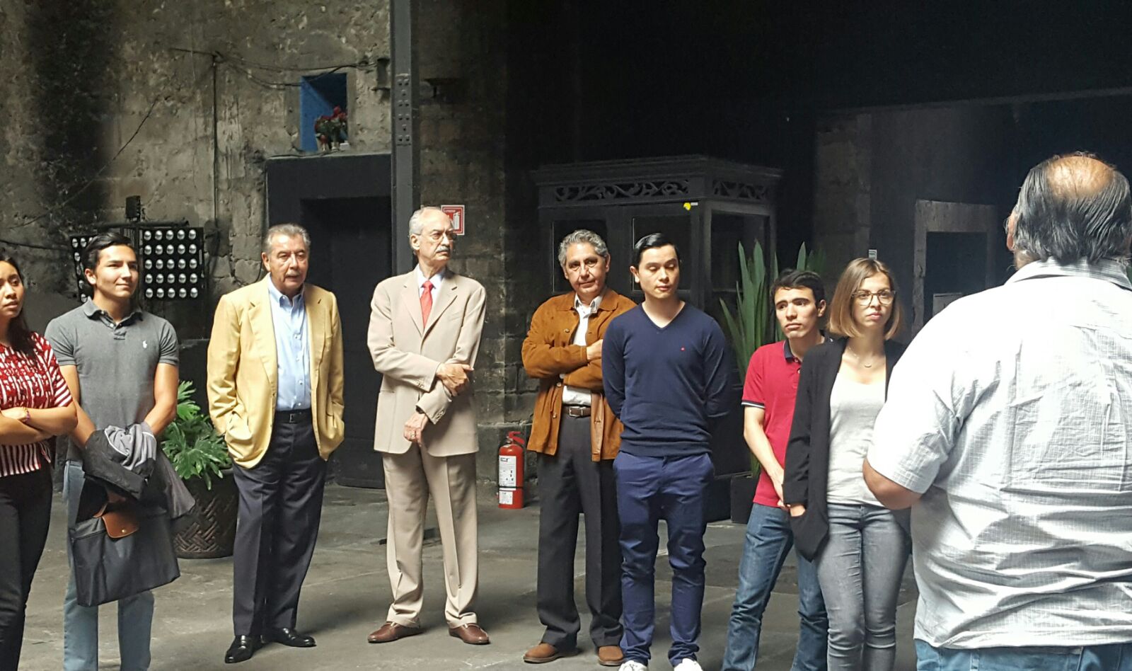 Francisco Gil Díaz con sus alumnos en el Museo Numismático Nacional de Casa de Moneda de México.