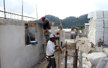 La SHCP reconoce a los trabajadores de la construcción por su labor en la edificación de los hogares y las grandes obras de México. 