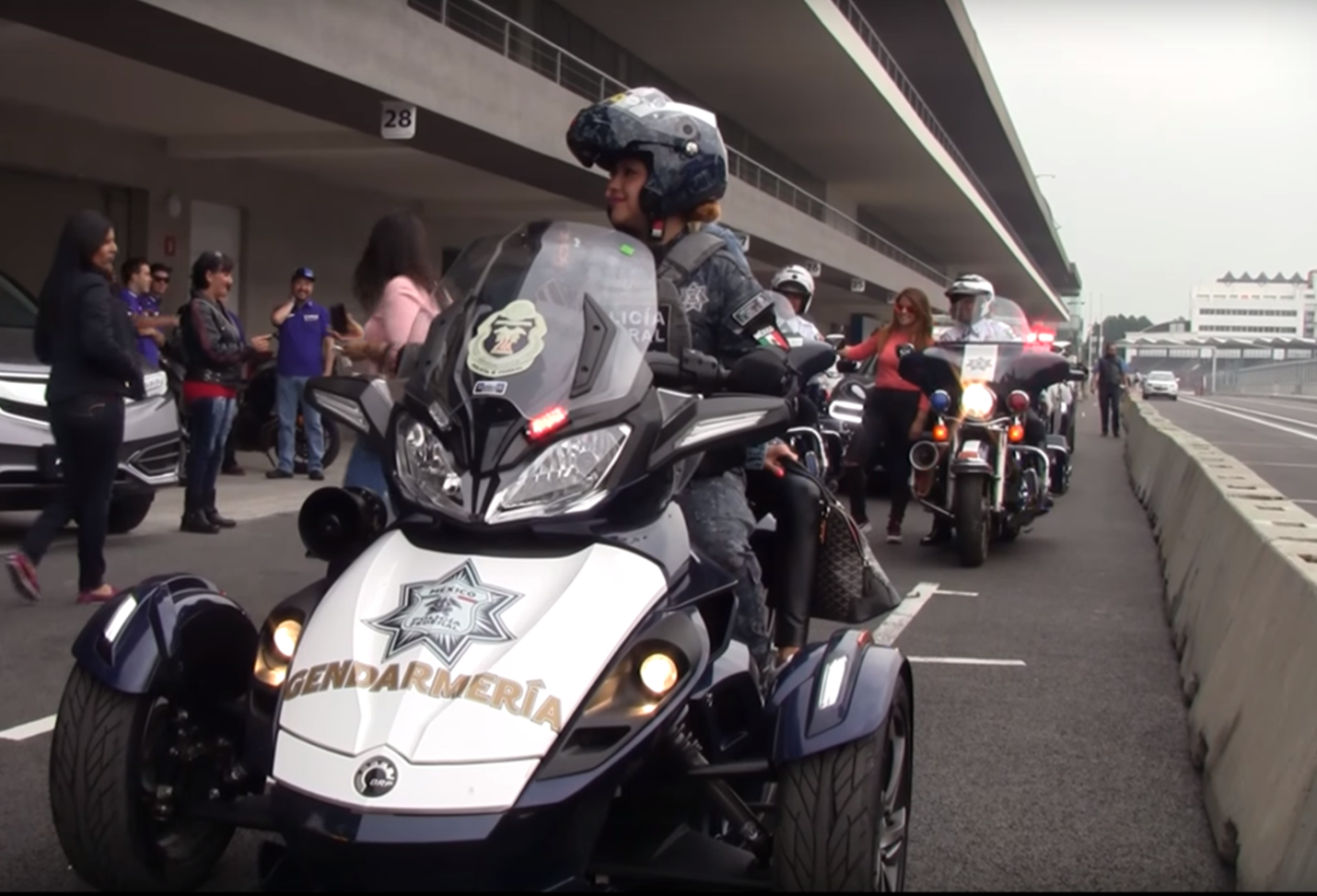 Actualmente la Policía Federal cuenta con mujeres pilotos, motociclistas y conductoras,  de quienes su trabajo consiste en proteger y servir a la comunidad.