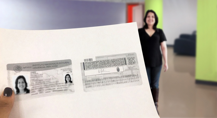 Imagen de la fotocopia de una identificación oficial en primer plano y de una mujer en segundo plano.