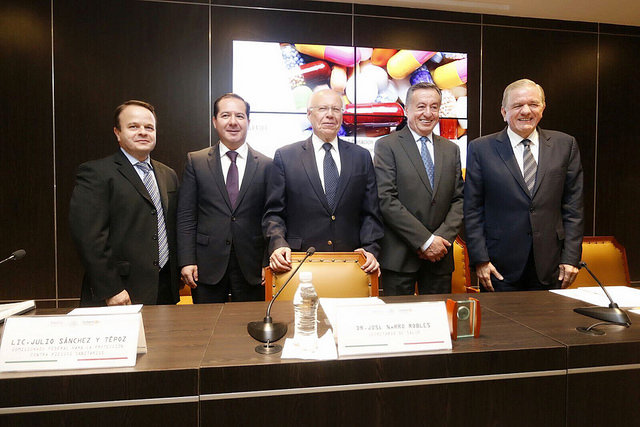 Imagen del Dr. Narro el Comisionado Sánchez y Tépoz acompañados de tres representantes de la industria farmacéutica.