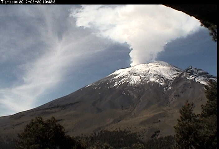 En las últimas 24 horas, por medio de los registros sísmicos del sistema de monitoreo del volcán Popocatépetl, se registraron 56 exhalaciones de baja intensidad acompañadas por emisión de vapor de agua y gas. Además, presentó 10 explosiones.