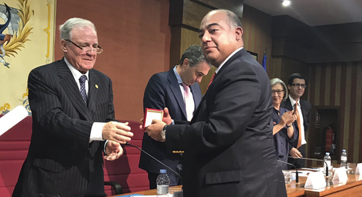 El Director General Adjunto de Fiduciario, Felipe Alamilla  Ramos, recibió la condecoración 