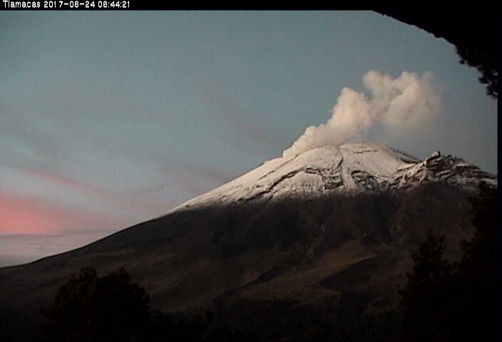En las últimas 24 horas, por medio de los sistemas de monitoreo del volcán Popocatépetl, se identificaron 39 exhalaciones de baja intensidad.