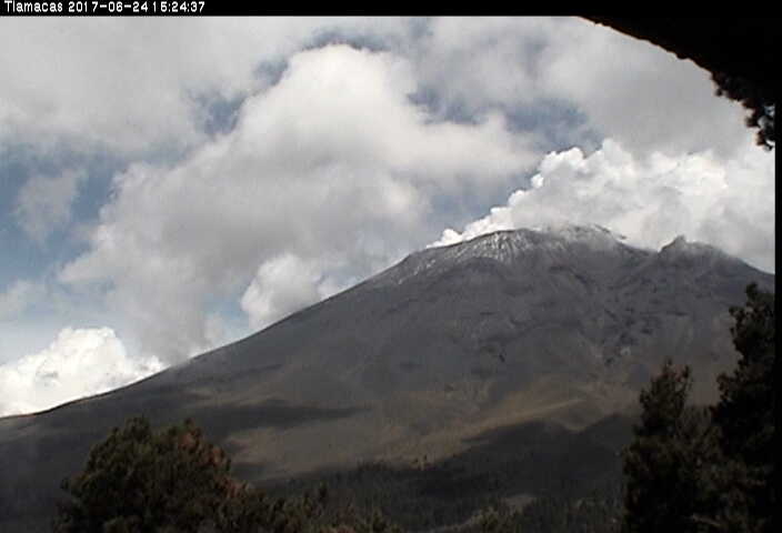 En las últimas 24 horas, por medio de los sistemas de monitoreo del volcán Popocatépetl, se identificaron 84 exhalaciones de baja intensidad.