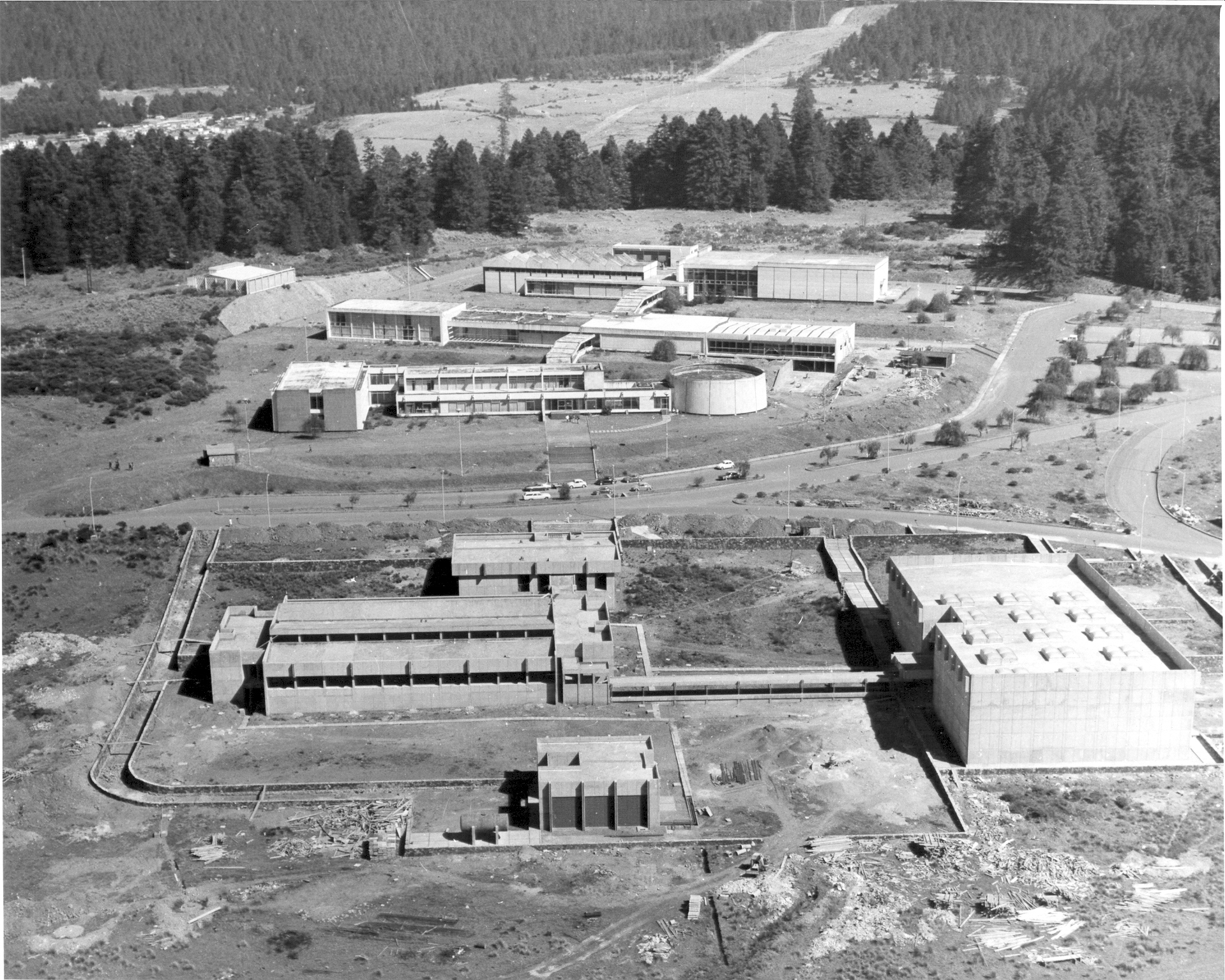 El 03 de julio de 1964 se colocó la primera piedra del Centro Nuclear de México, que desde entonces alberga las instalaciones del ININ.