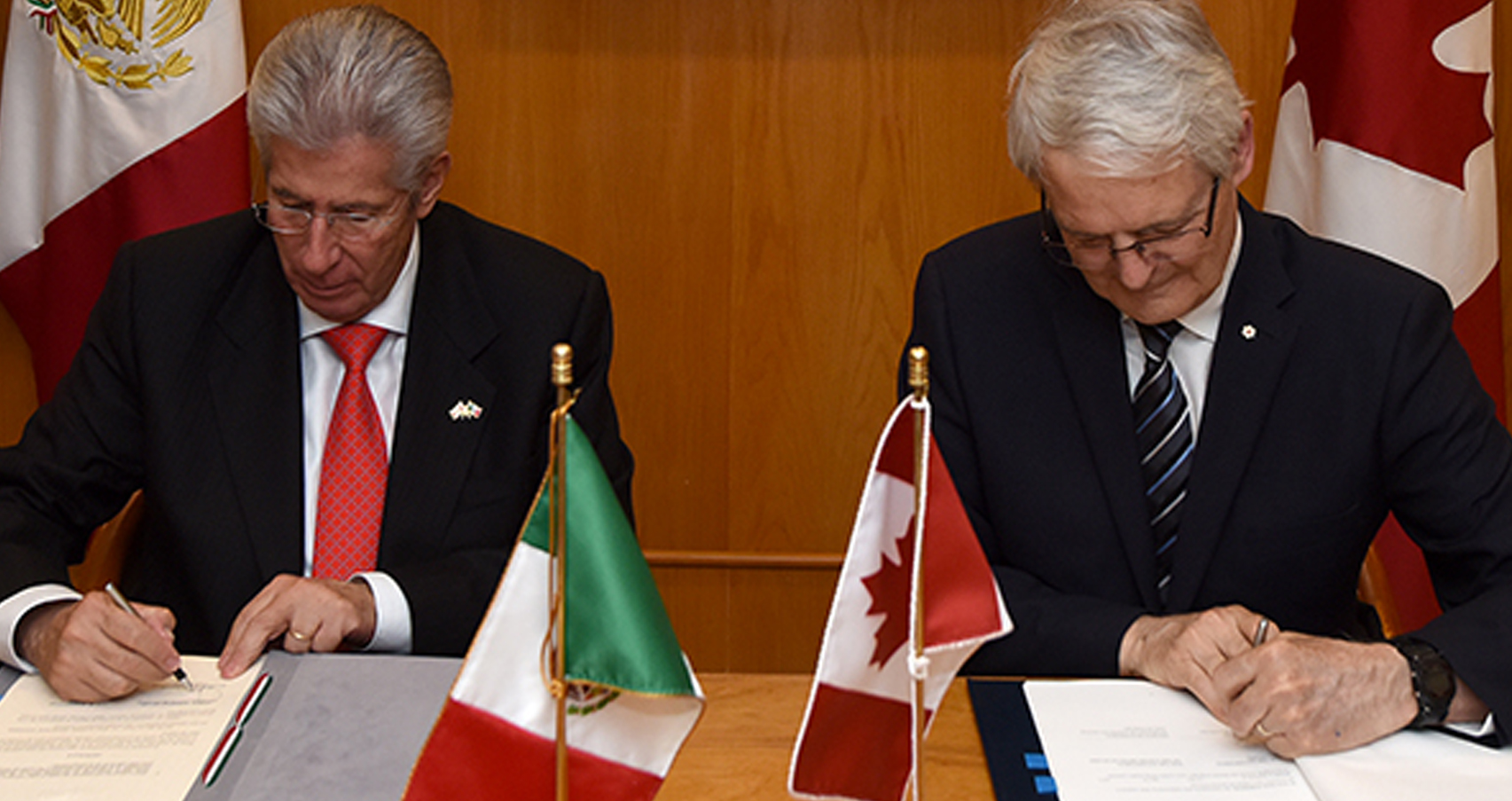 Firman titulares de Transporte de México y Canadá modificaciones al acuerdo bilateral de servicios aéreos