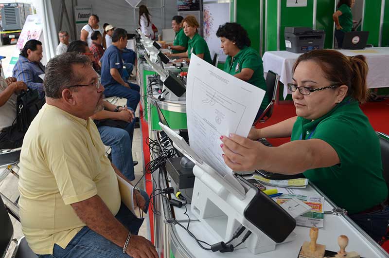 En la explanada del Centro de Convenciones Siglo XXI de Mérida, Yucatán, se inauguró este sábado la segunda de 13 Caravanas de Crédito y Servicios