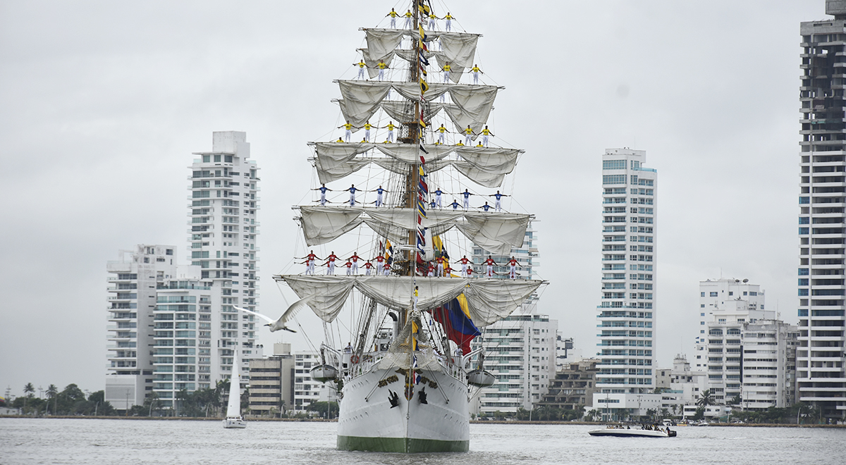 Buque colombiano ARC "Gloria" arribando al puerto de Cartagena, Col.