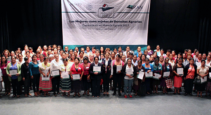 Delegada del Registro Agrario Nacional del Estado de Chiapas con mujeres en el evento “Las Mujeres como sujetos de Derechos Agrarios”