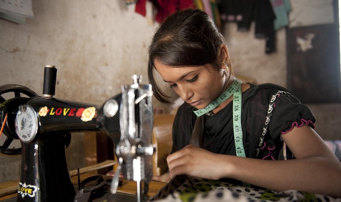 Adolescente desarrolla sus habilidades en la costura para un mejor desarrollo en su vida.