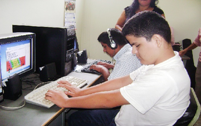 Niño ciego utilizando una computadora.