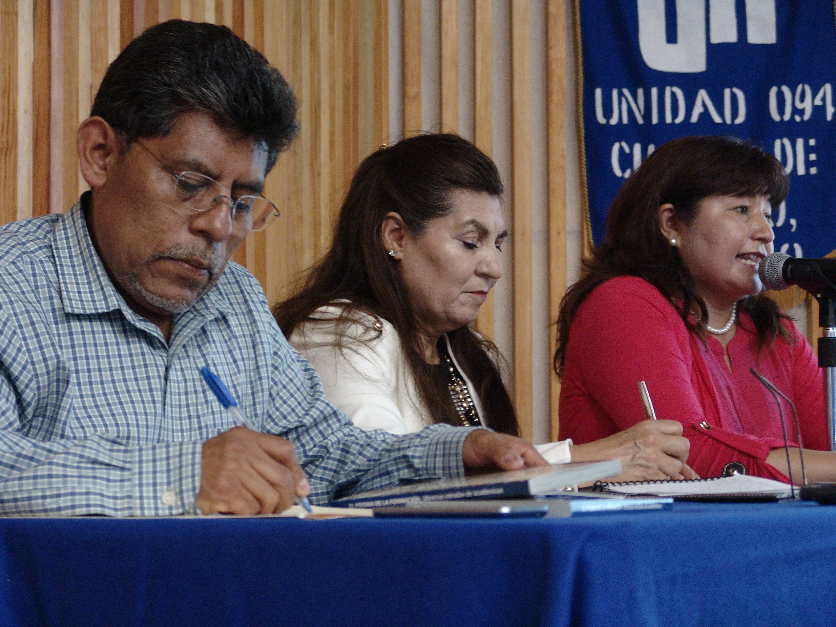 Bonifacio Vuelvas Salazar, María Guadalupe Villegas Tapia y Laura Pérez Cerón en el auditorio a de la UPN Ajusco.

