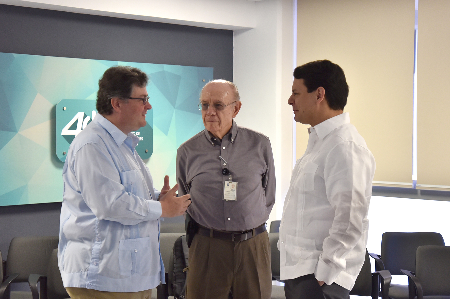 Durante la visita, el Doctor Arjona resaltó el cambio y el proceso de evolución y transición que se está llevando a cabo en el Instituto.