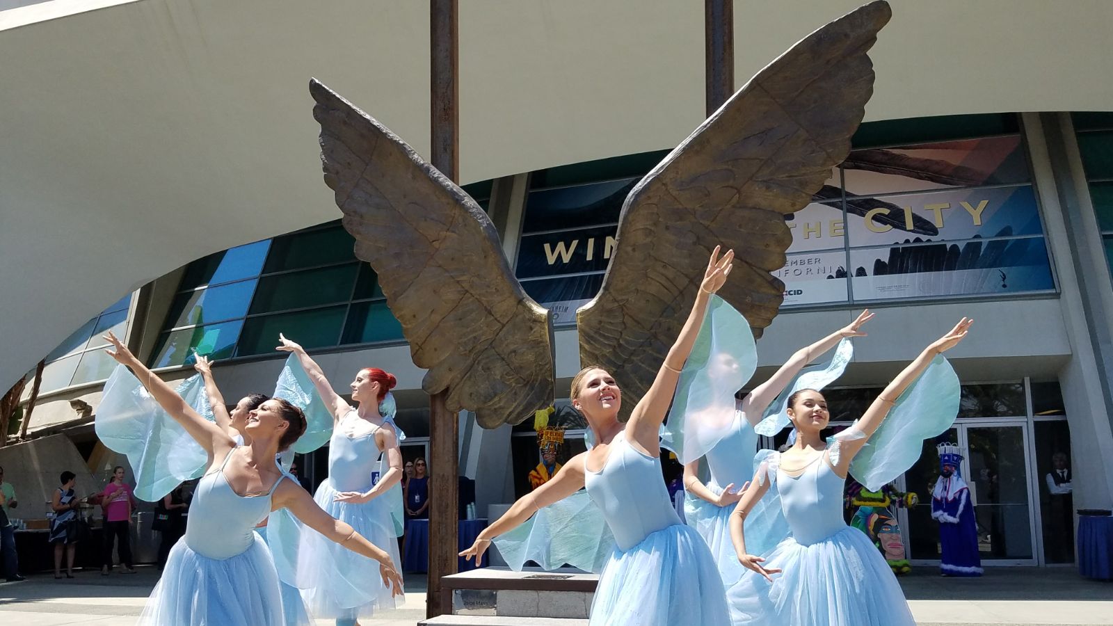 Consulmex Santa Ana trae la exhibición 'Wings of the City' a Anaheim