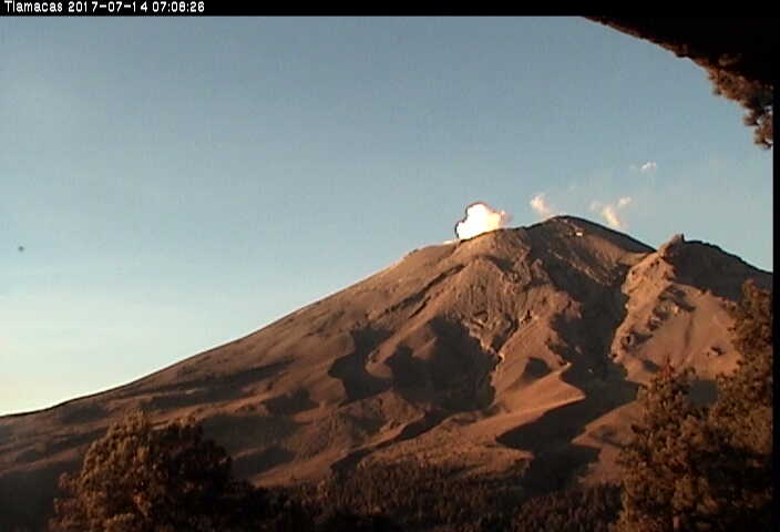 En las últimas 24 horas, por medio de los sistemas de monitoreo del volcán Popocatépetl, se identificaron 13 exhalaciones de baja intensidad, acompañadas por vapor de agua y en ocasiones ceniza. 