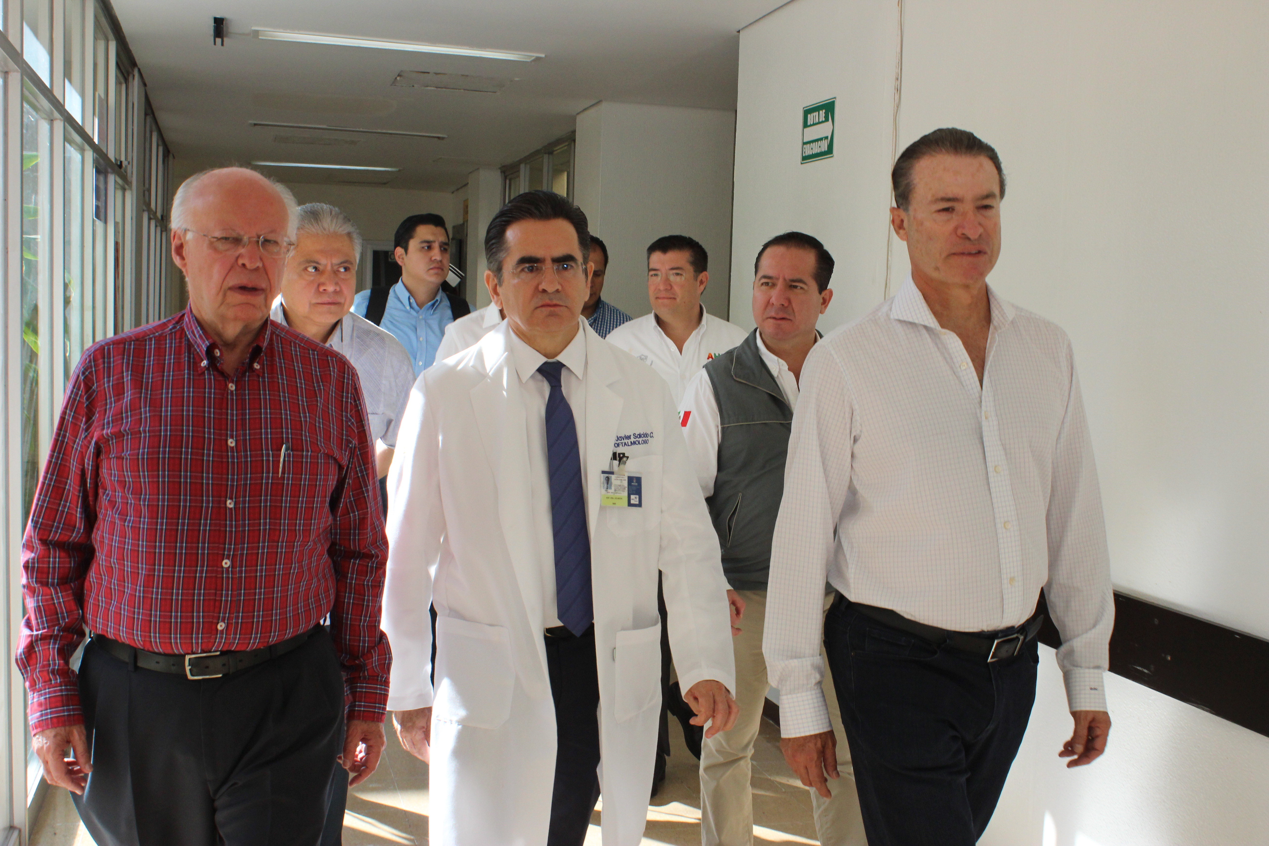 El Secretario de Salud federal arribó este sábado a las instalaciones del Hospital General de Los Mochis, para revisar las condiciones en las que opera.